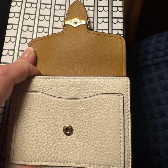 Coach Chalk Leather Wallet with Gold Horse & Carriage Close - Picture 5 of 9